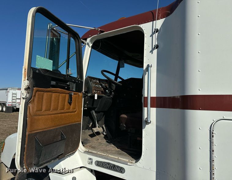 image for item DQ6731 1996 Freightliner  semi truck