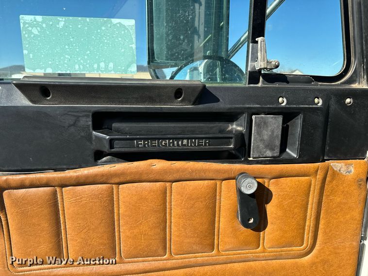 image for item DQ6731 1996 Freightliner  semi truck