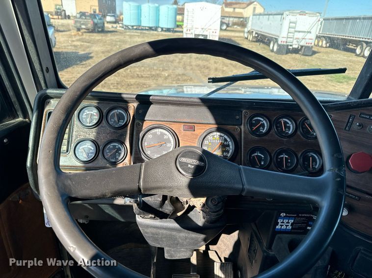 image for item DQ6731 1996 Freightliner  semi truck