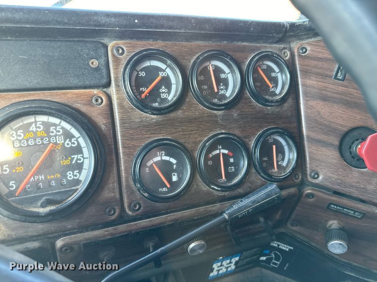 image for item DQ6731 1996 Freightliner  semi truck