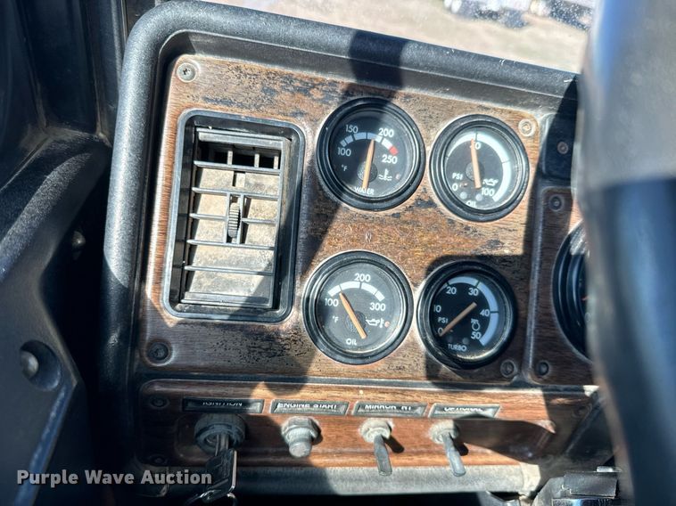 image for item DQ6731 1996 Freightliner  semi truck