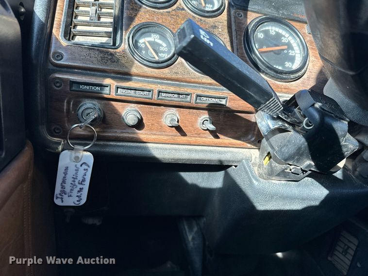 image for item DQ6731 1996 Freightliner  semi truck