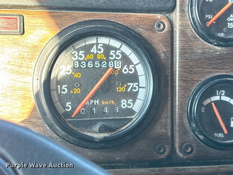 image for item DQ6731 1996 Freightliner  semi truck