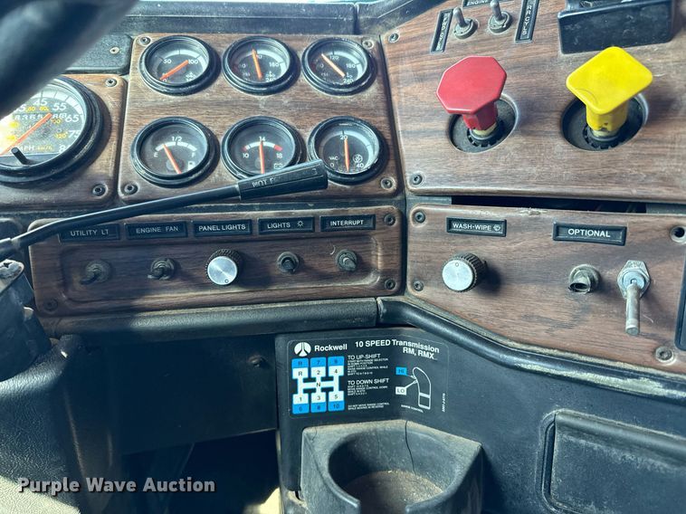 image for item DQ6731 1996 Freightliner  semi truck