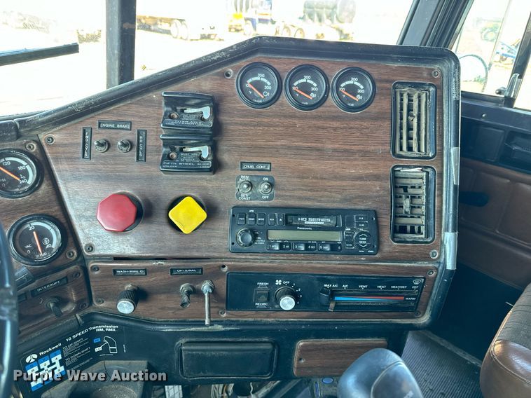 image for item DQ6731 1996 Freightliner  semi truck