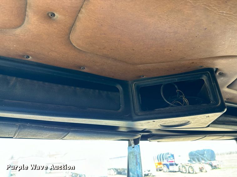 image for item DQ6731 1996 Freightliner  semi truck