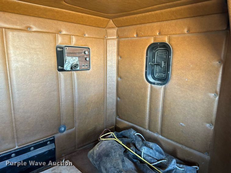 image for item DQ6731 1996 Freightliner  semi truck