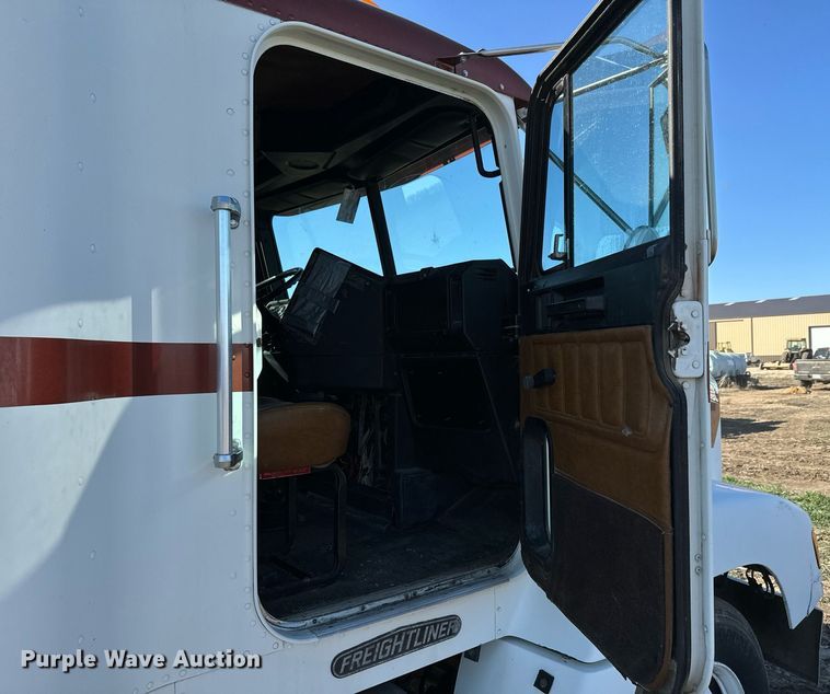 image for item DQ6731 1996 Freightliner  semi truck