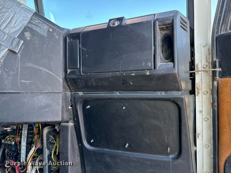 image for item DQ6731 1996 Freightliner  semi truck