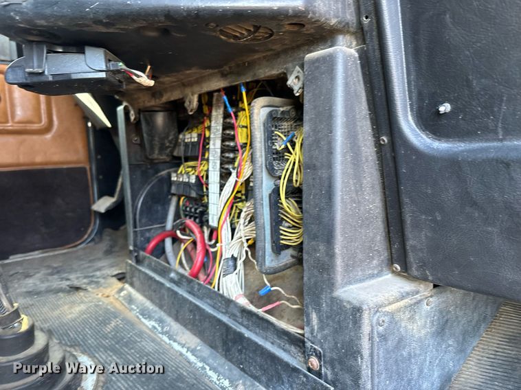 image for item DQ6731 1996 Freightliner  semi truck