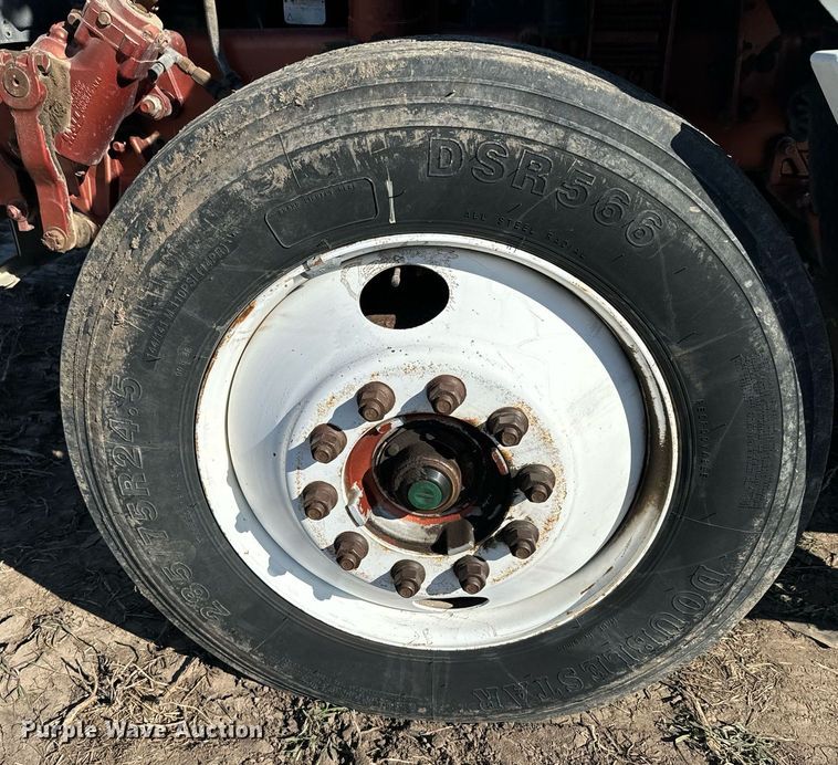 image for item DQ6731 1996 Freightliner  semi truck