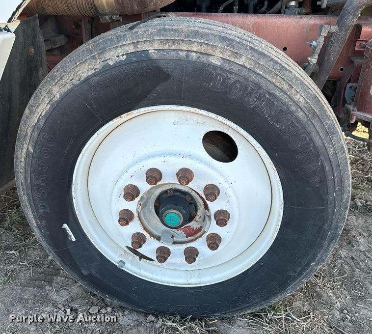 image for item DQ6731 1996 Freightliner  semi truck