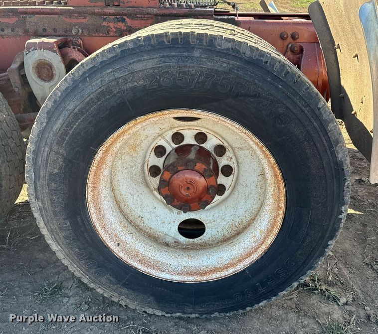 image for item DQ6731 1996 Freightliner  semi truck