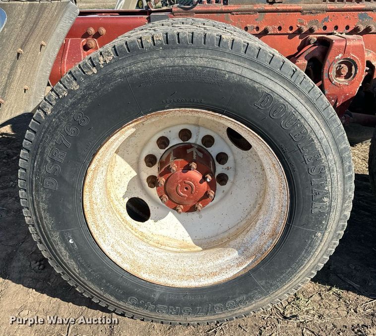 image for item DQ6731 1996 Freightliner  semi truck