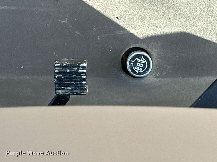 image for item DQ6732 2018 John Deere 8400R MFWD tractor