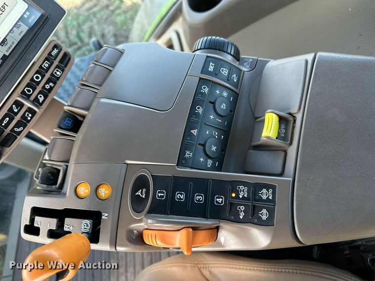 image for item DQ6732 2018 John Deere 8400R MFWD tractor