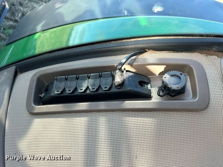 image for item DQ6732 2018 John Deere 8400R MFWD tractor