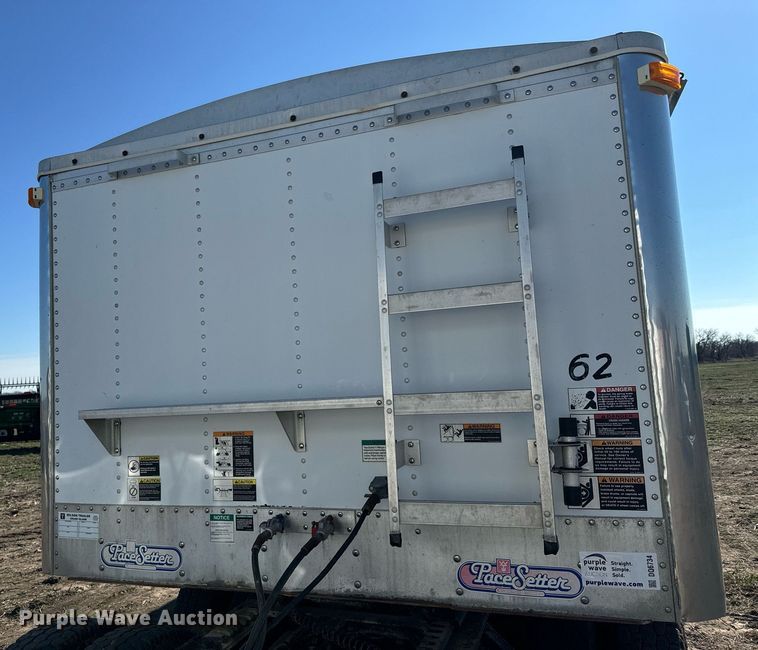 image for item DQ6734 2005 Wilson Pace Setter grain trailer
