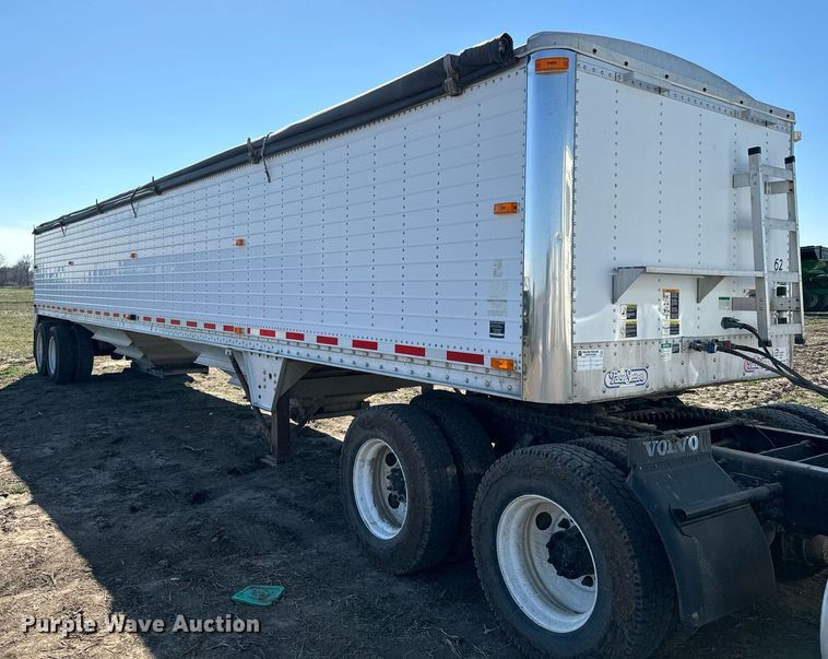 image for item DQ6734 2005 Wilson Pace Setter grain trailer