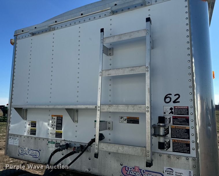 image for item DQ6734 2005 Wilson Pace Setter grain trailer