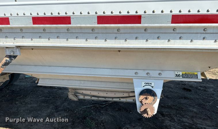 image for item DQ6734 2005 Wilson Pace Setter grain trailer