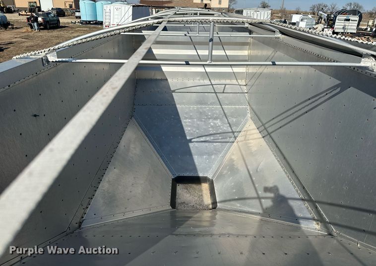 image for item DQ6734 2005 Wilson Pace Setter grain trailer