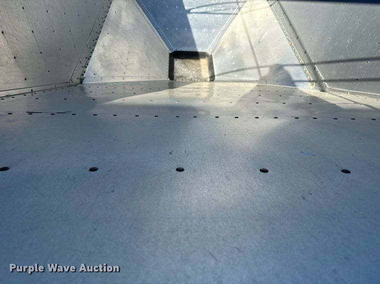 image for item DQ6734 2005 Wilson Pace Setter grain trailer