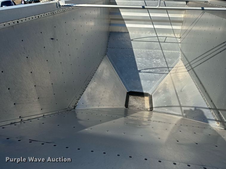 image for item DQ6734 2005 Wilson Pace Setter grain trailer