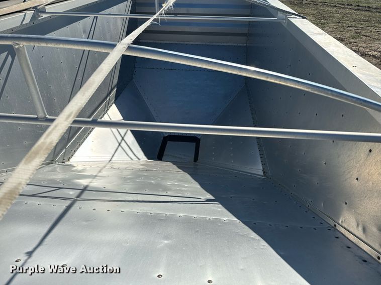 image for item DQ6734 2005 Wilson Pace Setter grain trailer