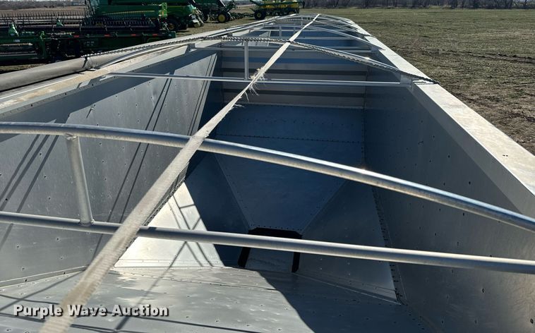 image for item DQ6734 2005 Wilson Pace Setter grain trailer