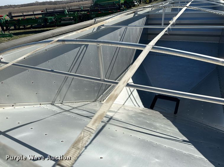 image for item DQ6734 2005 Wilson Pace Setter grain trailer