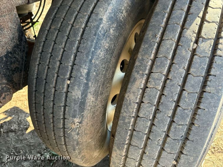 image for item DQ6734 2005 Wilson Pace Setter grain trailer