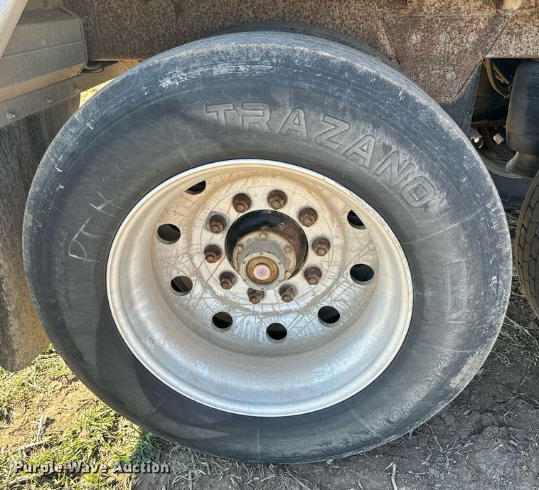 image for item DQ6734 2005 Wilson Pace Setter grain trailer