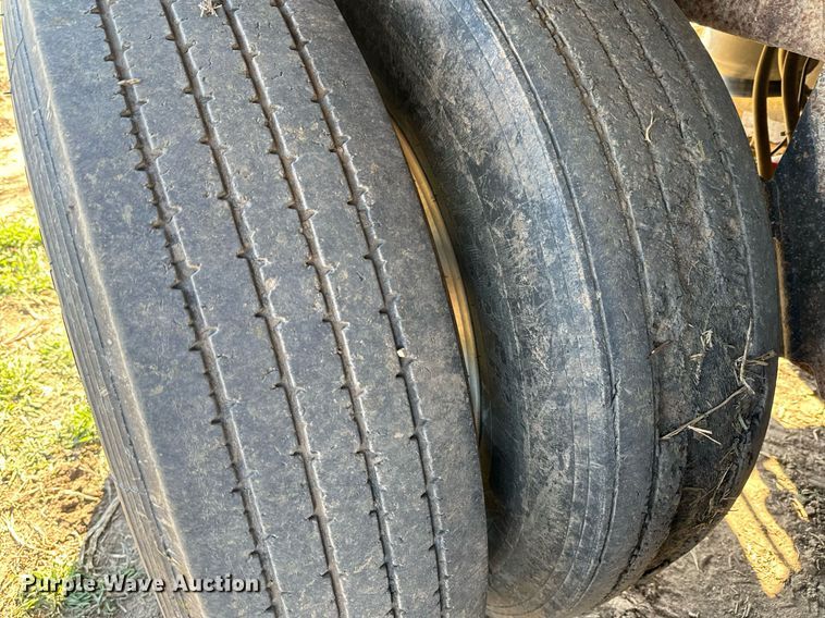 image for item DQ6734 2005 Wilson Pace Setter grain trailer