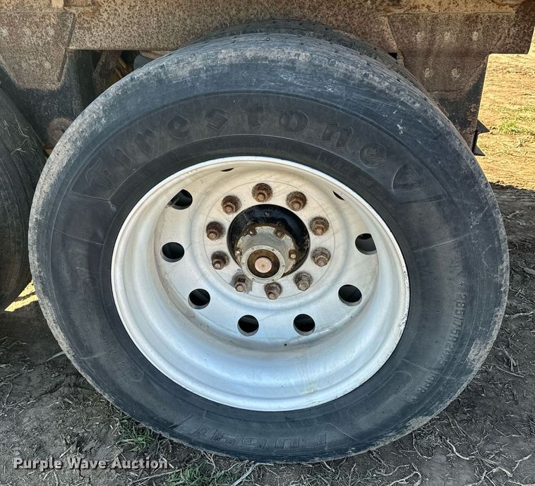 image for item DQ6734 2005 Wilson Pace Setter grain trailer