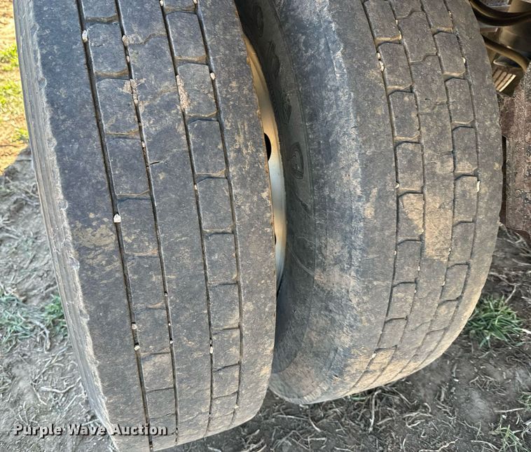 image for item DQ6734 2005 Wilson Pace Setter grain trailer