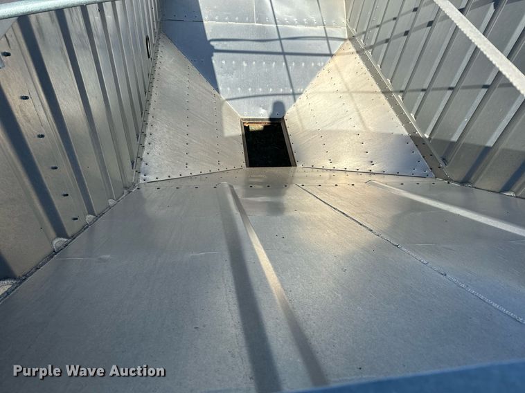 image for item DQ6735 2011 Neville Built grain trailer