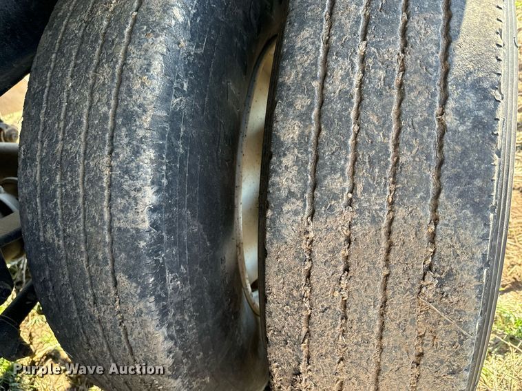 image for item DQ6735 2011 Neville Built grain trailer