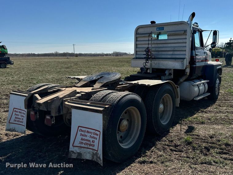 image for item DQ6736 1985 Ford L9000 semi truck