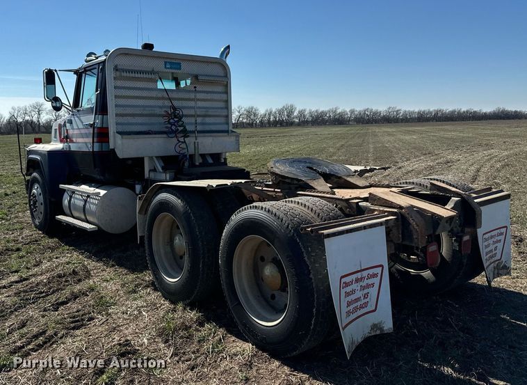 image for item DQ6736 1985 Ford L9000 semi truck