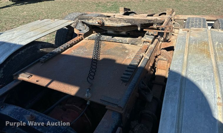 image for item DQ6736 1985 Ford L9000 semi truck