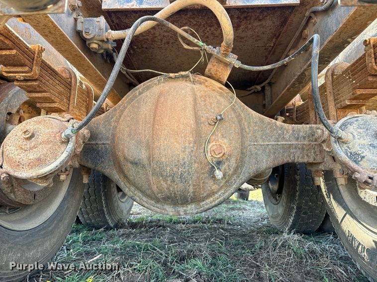 image for item DQ6736 1985 Ford L9000 semi truck