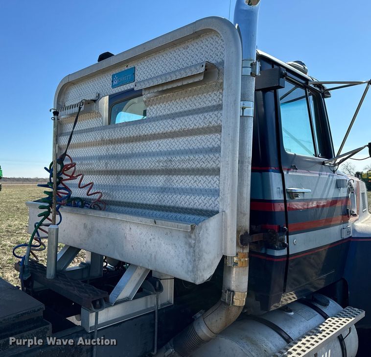 image for item DQ6736 1985 Ford L9000 semi truck