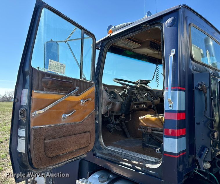 image for item DQ6736 1985 Ford L9000 semi truck