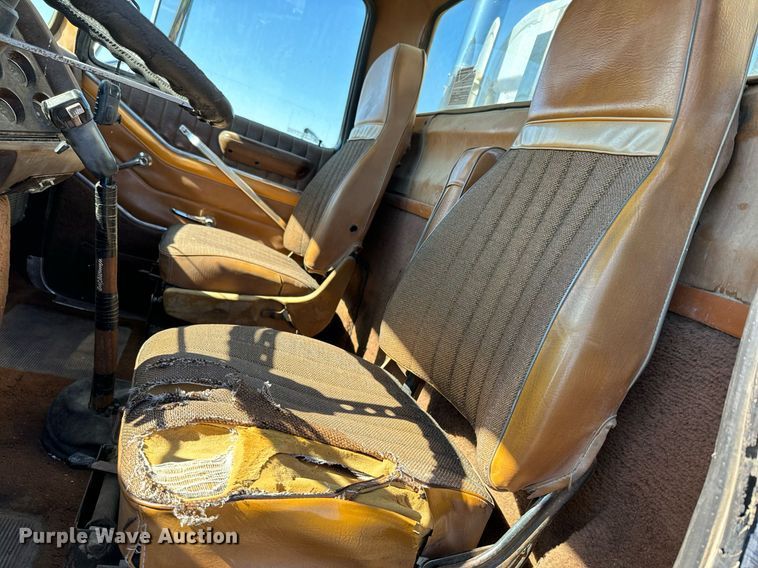 image for item DQ6736 1985 Ford L9000 semi truck