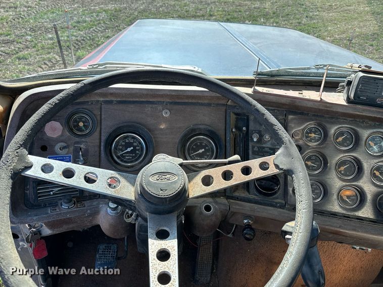 image for item DQ6736 1985 Ford L9000 semi truck