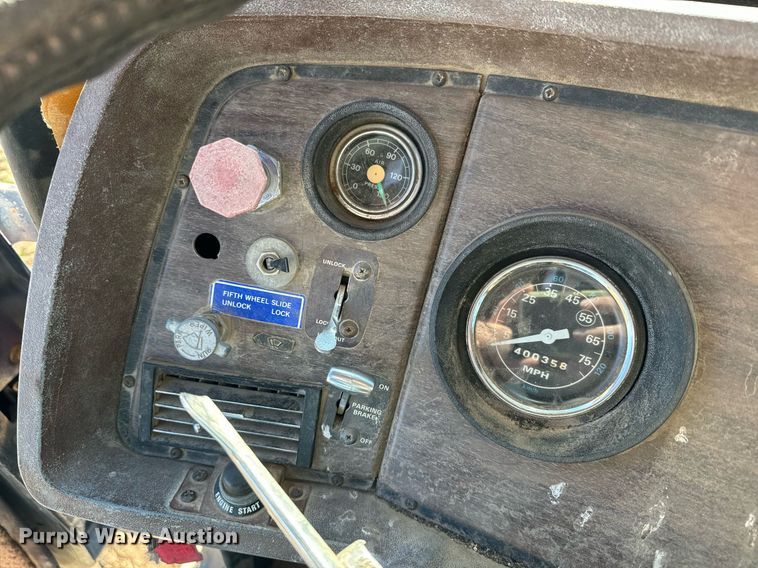 image for item DQ6736 1985 Ford L9000 semi truck