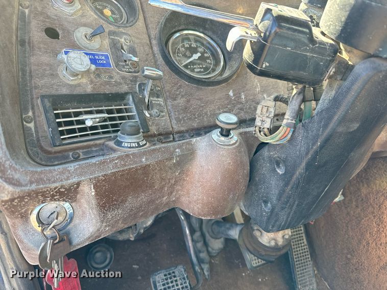 image for item DQ6736 1985 Ford L9000 semi truck