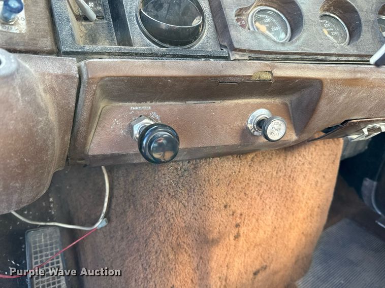 image for item DQ6736 1985 Ford L9000 semi truck