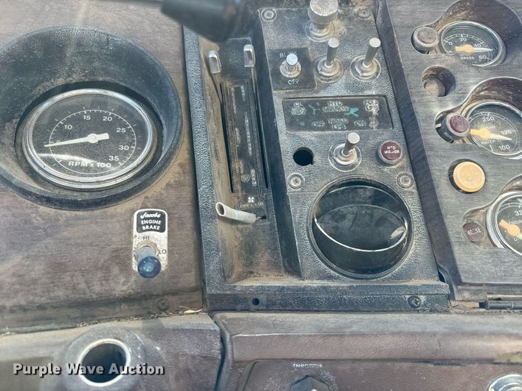 image for item DQ6736 1985 Ford L9000 semi truck